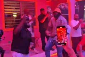 嗨翻全场观众晒出詹姆斯与坏痞兔演唱会激情热舞片段